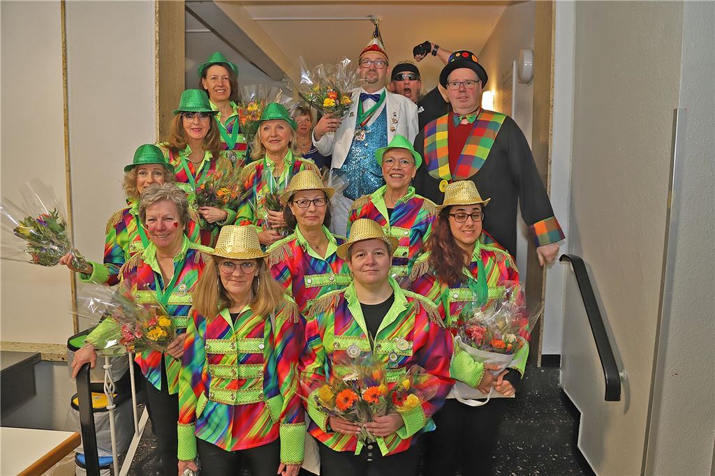 Eine Karnevalstruppe in bunter Kleidung.
