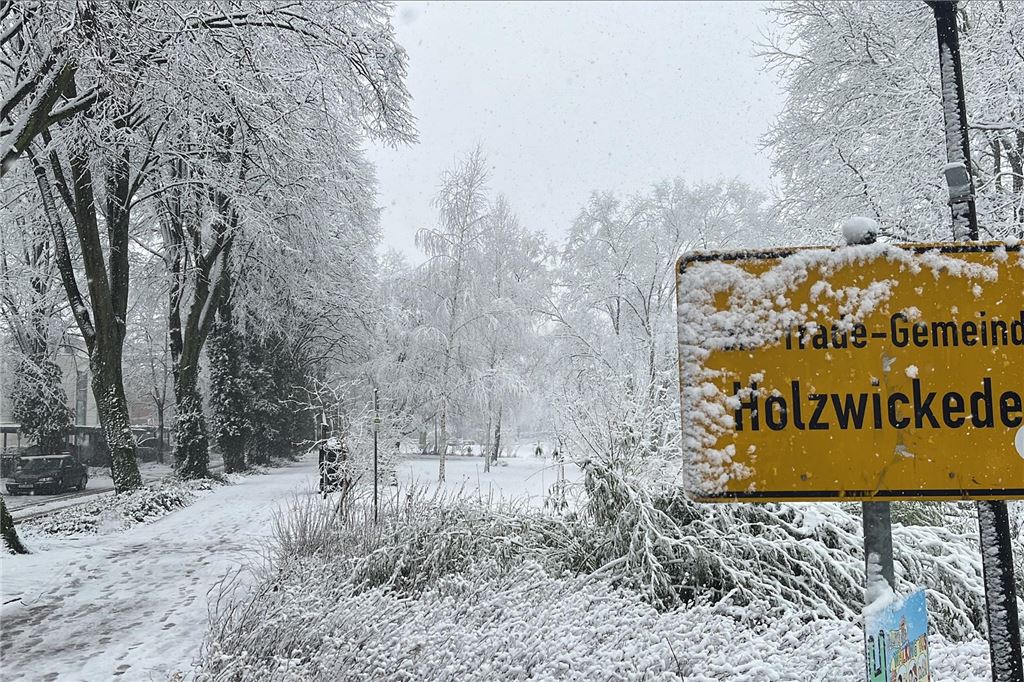 Der Emscherpark in Holzwickede: Schneeballschlacht statt Sandspielplatz heißt es dort für die Kinder.