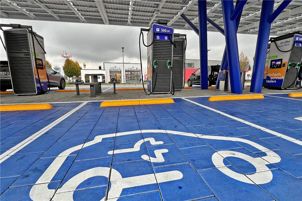 Nach Aus im Schnellladepark: ADAC verkündet neuen Partner Der Energieversorger EnBW beendet die Kooperation mit dem ADAC. Bald gelten die Sonderkonditionen dort nicht mehr.