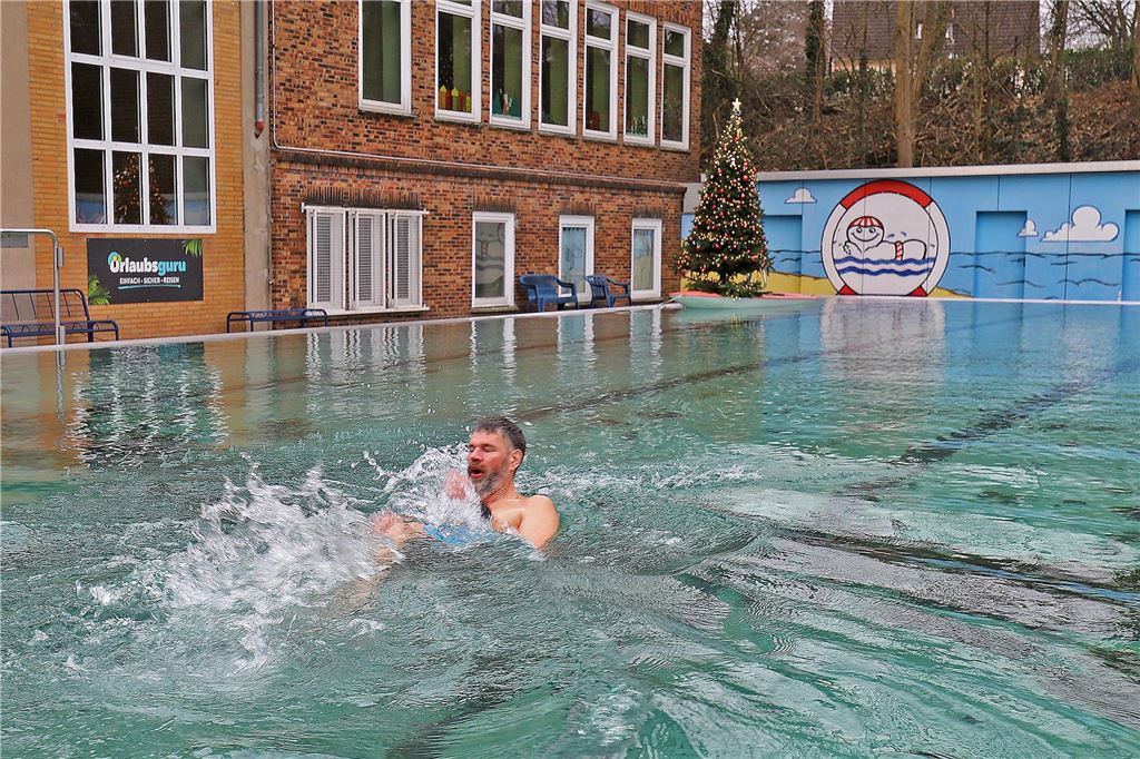 Der erste mutige Schwimmer des Jahres im Becken des Freibades.