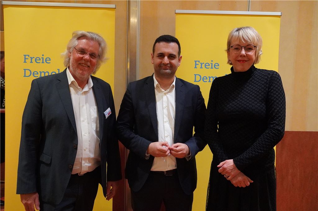 Ampel war keine Liebesheirat: FDP-General besucht Liberale in Unna Der FDP-Stadtverbandsvorsitzende André Kunzenbacher (l.) freute sich beim Neujahrsempfang FDP-Generalsekretär Bijan Djir-Sarai (M.) und die Landtagsabgeordnete Susanne Schneider (r.) in Unna willkommen heißen zu können.