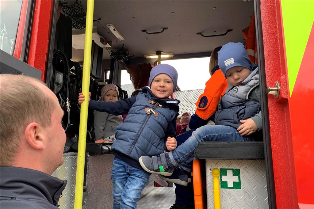 Freizeittipps für Bergkamen im Mai 2025 Kinder sitzen in einem Feuerwehrauto beim Maicafé der Jugendfeuerwehr in Bergkamen.