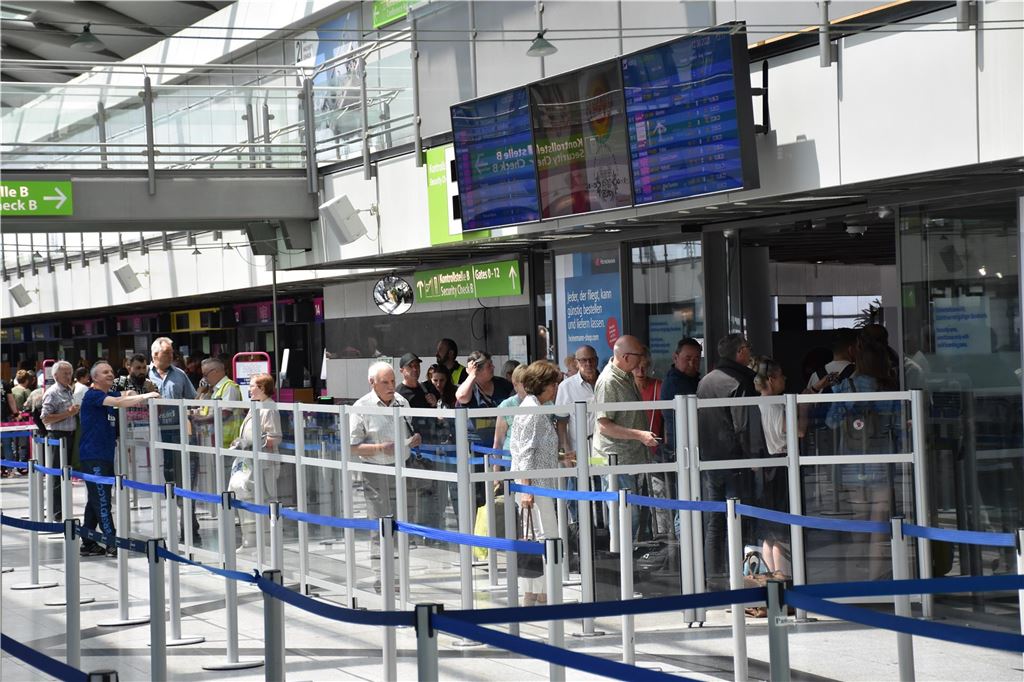 Lohnt sich der Dortmunder Flughafen noch für den Strandurlaub im Süden? Menschen stehen in der Schlange der Sicherheitskontrolle im Dortmunder Flughafen.