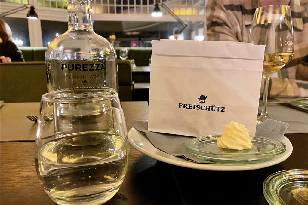 Menükarussell 2025: Das Freischütz ist dabei Blick auf einen eingedeckten Tisch im Freischütz in Schwerte.