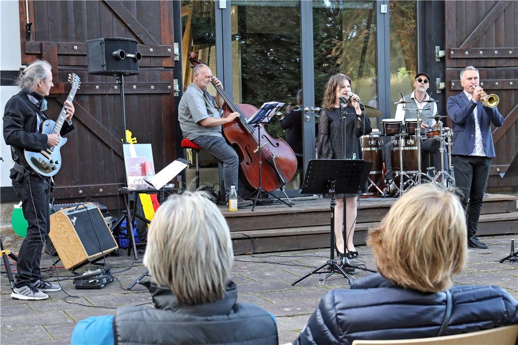 Neues Programm des Freundeskreises Holzwickede-Louviers Ein Konzert unter freiem Himmel am Emscherquellhof.