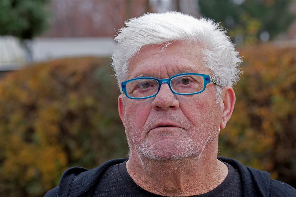 Medienberichte: Werner Lorant ist tot: Trainerlegende stirbt mit 76 Werner Lorant trägt eine blaue Brille.
