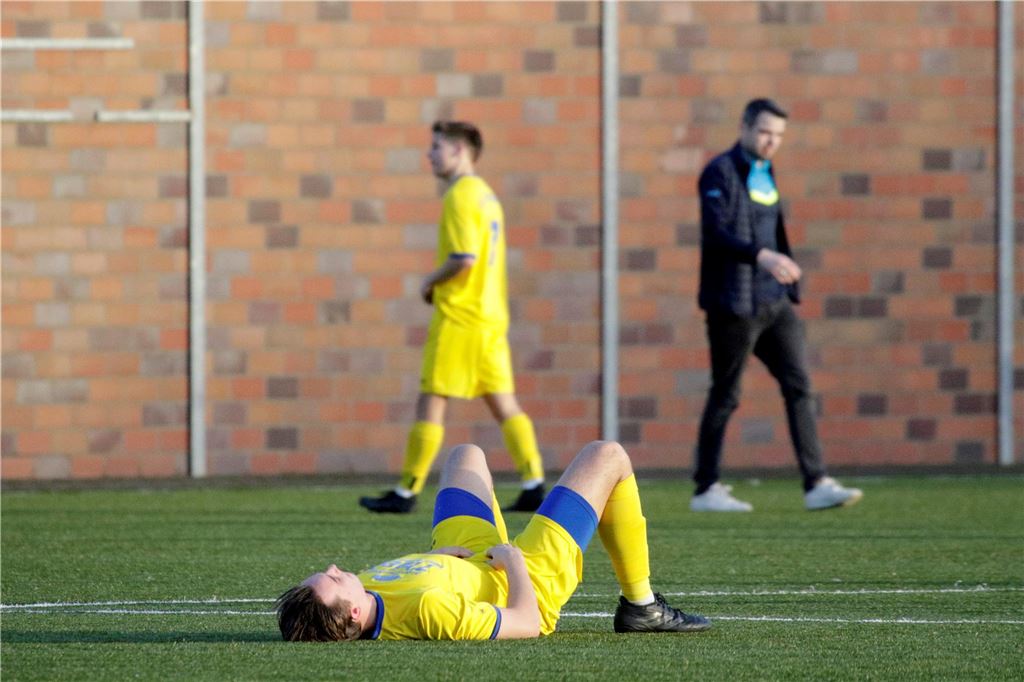 SG Selm und SV Herbern U23 kämpfen um den Klassenerhalt Ein Spieler liegt am Boden.