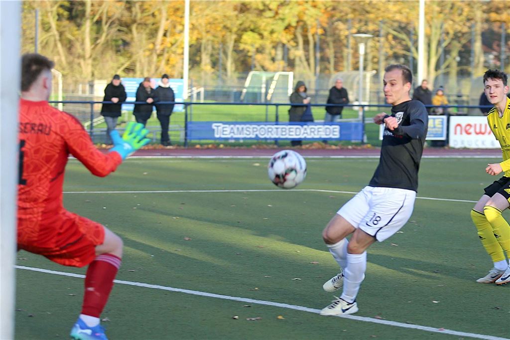 FC Marl klettert: SuS Kaiserau hält Spiel lange offen Der Führungstreffer für den FC Marl: David Sdzuy hat viel Platz, um zum 1:0 einzuschießen.