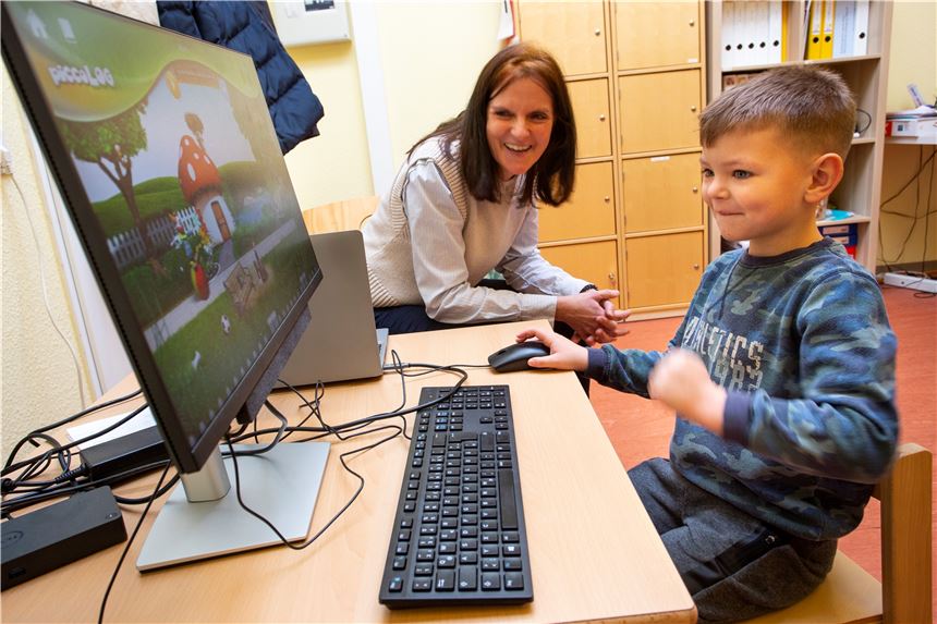 Königsborner Kita setzt auf Algorithmen für mehr Chancengerechtigkeit Der fünfjährige Alexander zeigt der Sprachförderkraft Stefanie Schradi in der KEEP-Kita, wie er die Schildkröte auf dem Bildschirm steuert.