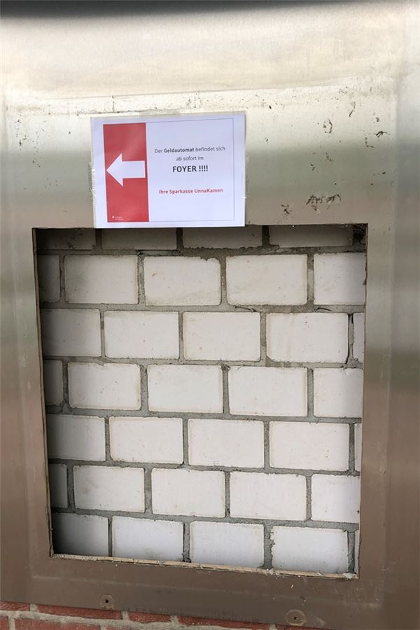 Kein Bargeld in Lünern: Beide Geldautomaten im Dorf sind abgeschaltet Der Geldautomat der Sparkasse in Hemmerde ist zugemauert - ein neuer befindet sich jetzt im Innern des SB-Foyers. Diese Foyers schließt die Sparkasse Unna schon seit Jahren täglich in der Zeit von 0 bis 5 Uhr - das minimiert die Möglichkeiten eines Sprengstoff-Angriffs.