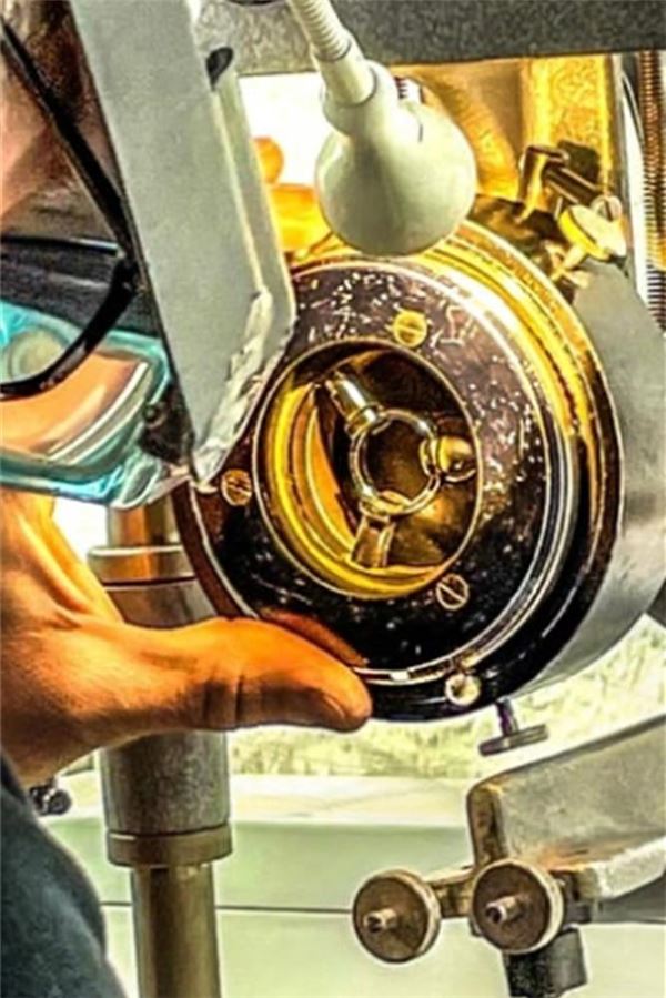 Goldpreis auf Rekordhoch: Das spüren auch Lüner Goldhändler Der gelernte Goldschmiedmeister Miro Minkus bei der Arbeit