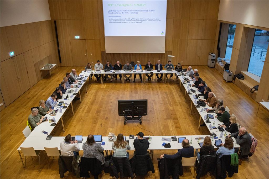 Wohneigentümer zahlen oft mehr: Grundsteuerbescheide kommen im Januar Holzwickeder Gemeinderat tagt im Emschersaal des Rathauses.