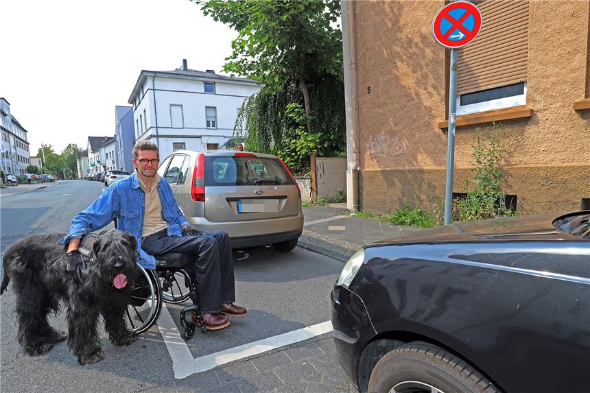 Falschparker: Es muss euch mal wehtun Der graue Wagen steht zurecht auf einem Behindertenparkplatz. Etwas weiter zurück, und der schwarze Falschparker würde den Vordermann blockieren. Viele Autofahrer müssen noch lernen - am besten mit Druck.