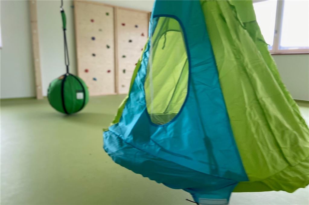 Exklusiver Einblick in die neue Kita Wandhofen: Kinder ziehen bald ein Kita Wandhofen: Der große Bewegungsraum mit Schaukeln und Klettergeräten.