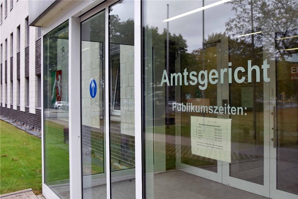 Haus 90.000 Euro billiger: Familienvater bei Zwangsversteigerung erfolgreich Der Haupteingang des Amtsgerichts Castrop-Rauxel ist mit einer Sicherheitsschleuse gesichert. Wer zur Zwangsversteigerung möchte, muss hier durch.