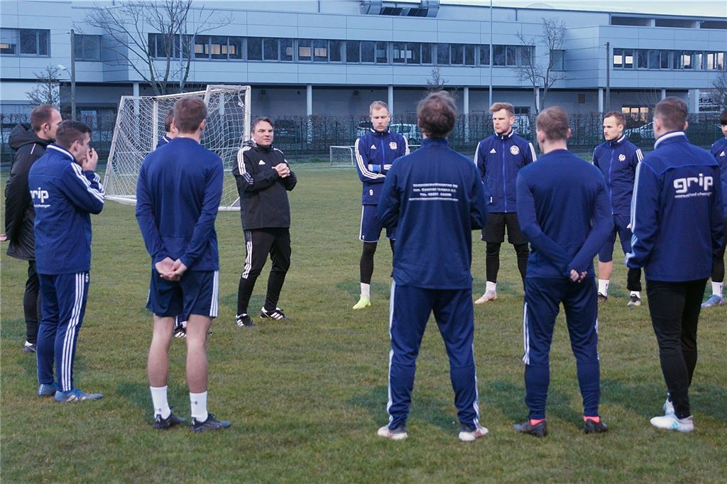 Neuzugang Hiller will Holzwickedes Mittelfeld lenken - „Klein, giftig und wuselig“ Der Holzwickeder SC kämpft weiterhin um den Verbleib in der Oberliga
