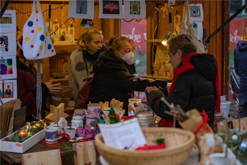 Keine Einheitspreise beim Glühwein aus weißen Tassen Der Holzwickeder Weihnachtsmarkt wird von vielen Ehrenamtlichen und lokalen Händlern aus Holzwickede und Umgebung bespielt. Wer handgemachte Geschenke sucht, wird hier fündig.