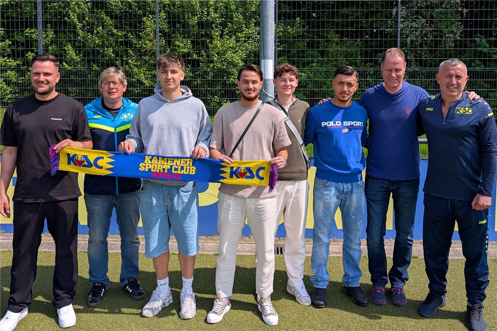 Kamener SC präsentiert fünf Neuzugänge: Trio kommt aus Massen Justin Braun, Olli Bartosch, Ajdin Oruc, Deniz Sönmez, Raphael Probst, Mahmut Karanlik, Jörg Wolters und KSC-Trainer Ahmet Kahya.