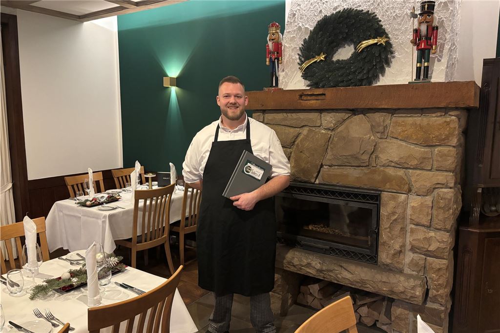 Tobias Hanné verrät große Pläne für sein „Tobi by Linneweber“ Tobias Hanné steht vor dem Kamin im Saal des Landgasthofes "Tobi by Linneweber" in Schwerte-Ergste.