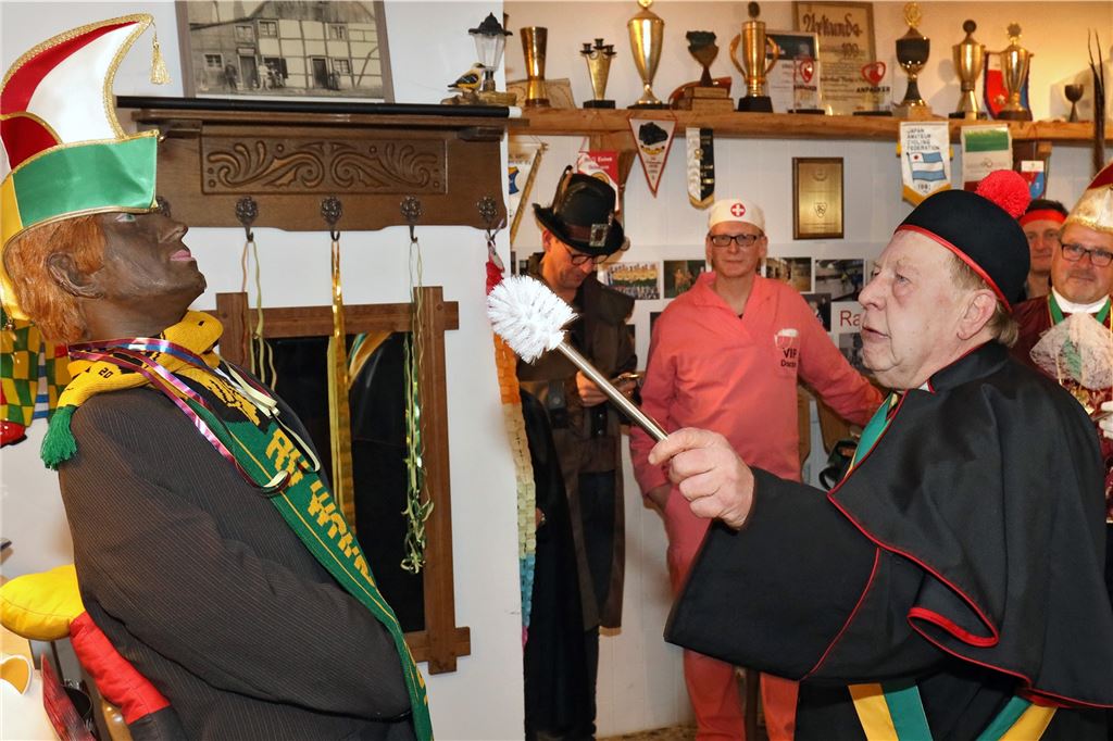 Dirk und Kerstin Poppke sind das erste Prinzenpaar in Methler Der Karnevalsgeistliche Hartmut Sachser segnet den Bacchus