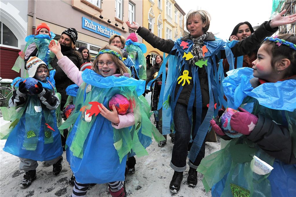 Rosenmontagszug der Schwerter Schulen.