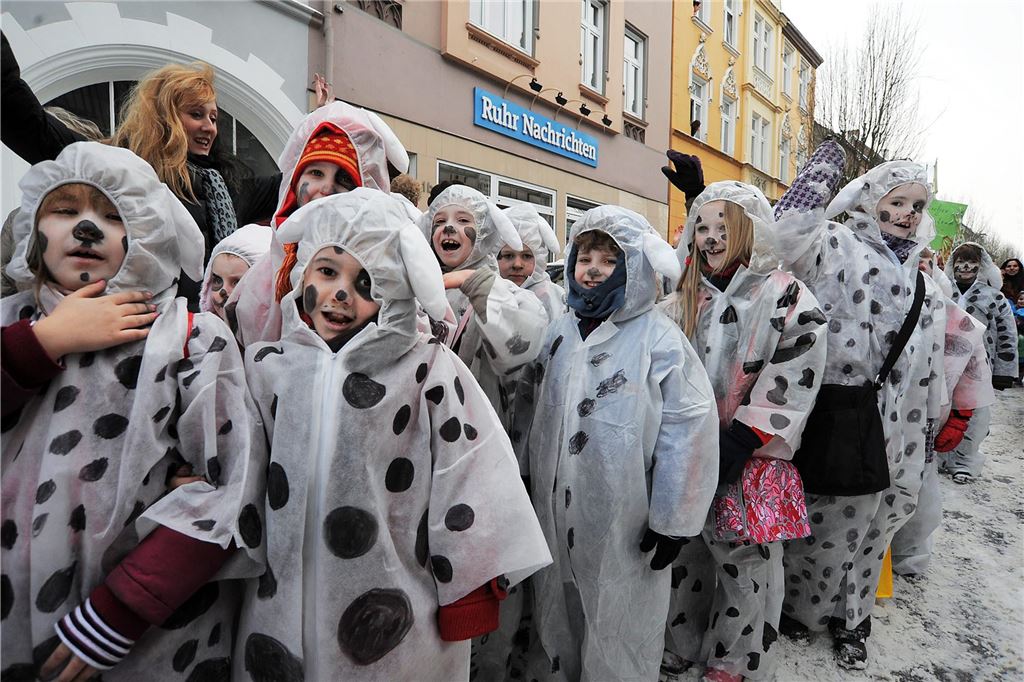 Rosenmontagszug der Schwerter Schulen.