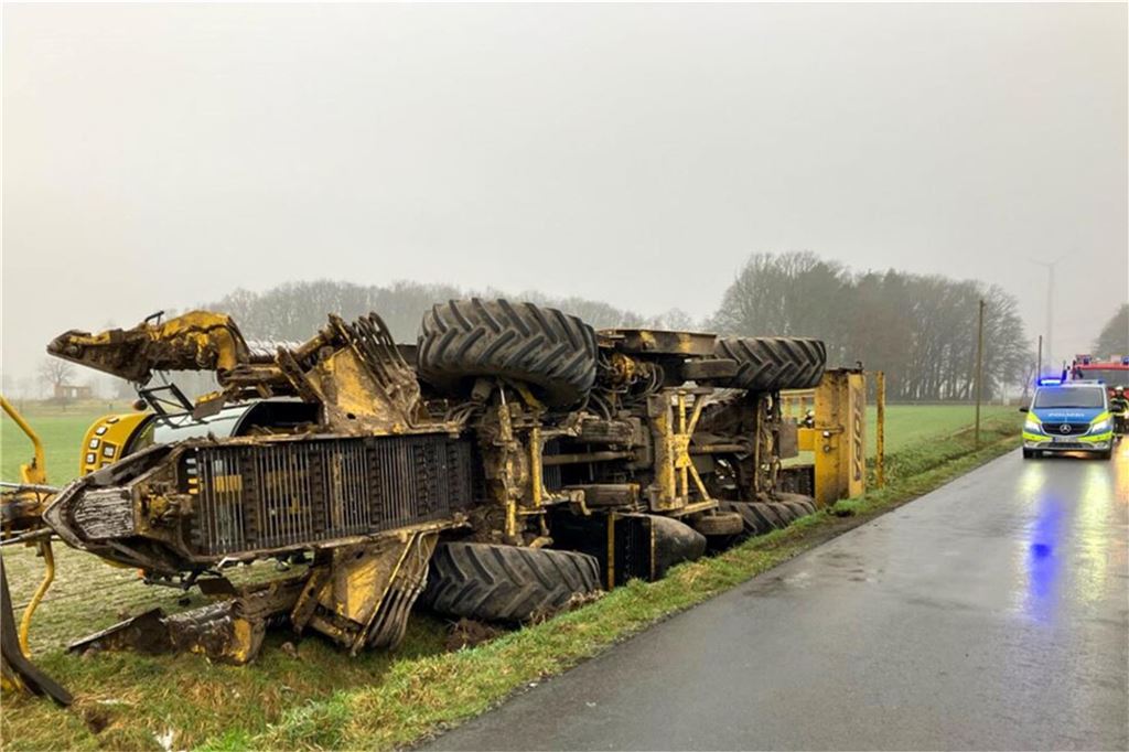 DWD-Warnung vor starkem Schneefall und Glätte in NRW: Bis 40 Zentimeter Neuschnee möglich Der Kartoffelroder rutschte in Nordvelen in einen Graben. Allein dieser Unfall verursachte einen Sachschaden in Höhe von etwa 250.000 Euro.