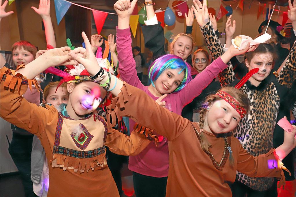 Kostüme, Party, Süßigkeiten: Hier können Kinder Karneval feiern Kinder feiern Karneval und tragen bunte Kostüme.