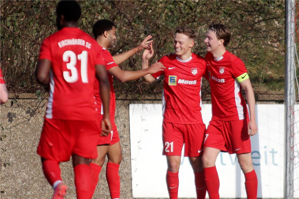 Kirchhörde zeigt Westhofen die Grenzen auf: Gerner-Elf verabschiedet sich aus Aufstiegskampf Vier Spieler des Kirchhörder SC jubeln.
