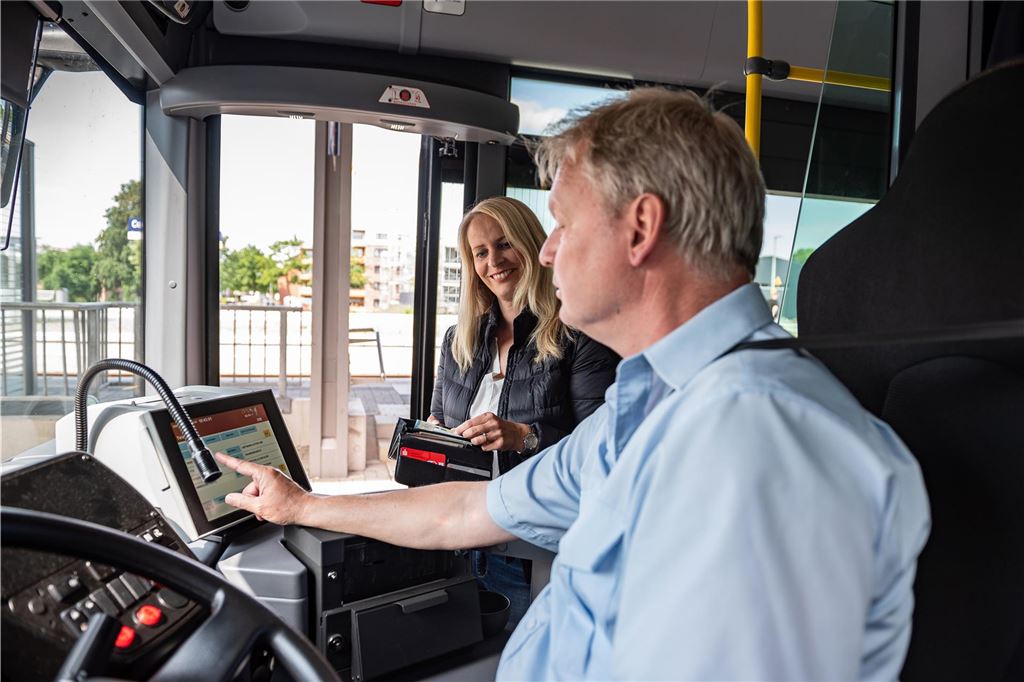 In Hemmerde soll kein Bus mehr halten: Stadt kritisiert Nahverkehrsplan Eine Frau bezahlt bei Busfahrer für eine Fahrt.