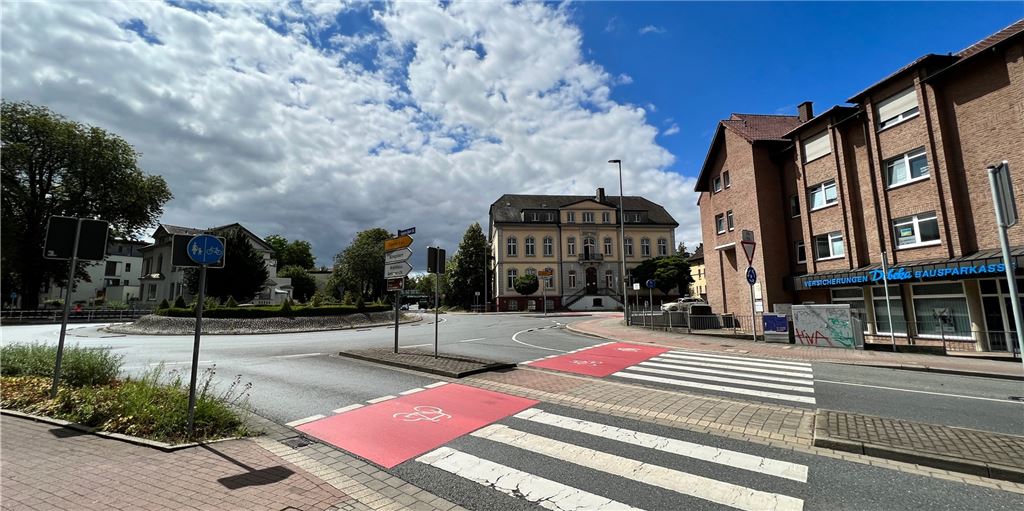 Unfallgefahr am Kreishaus-Kreisel: Diese Maßnahme soll ihn sicherer machen Der Kreishaus-Kreisel gilt als Unfallhäufungsstelle. Die Stadt will unter anderem die Fußgängerüberwege besser ausleuchten und auch für die Radverkehrsführung gibt es bereits Ideen, um den Kreisel sicherer zu machen.
