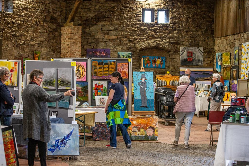 Pfauters hoffen auf Künstler aus Sachsen beim Malermarkt Der Kunstmarkt ein Besuchermagnet auf Schloss Opherdicke – hier eine Szene von einer früheren Ausgabe.