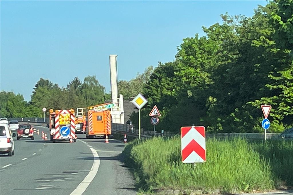 Brückenprüfung unter der Hochstraße: Fachleute suchen Hohlstellen Brückenprüfung auf der Hochstraße mit einer teilweise gesperrten Fahrbahn.