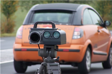 Der „Leivtec XV3“ galt 2013 als die nächste Generation der „Blitzer“: Mit modernster Infrarottechnik sollte das Gerät in der Lage sein, Fahrzeuge auch in Kurven erfassen zu können und beweissichere Geschwindigkeitsmessungen zu liefern.