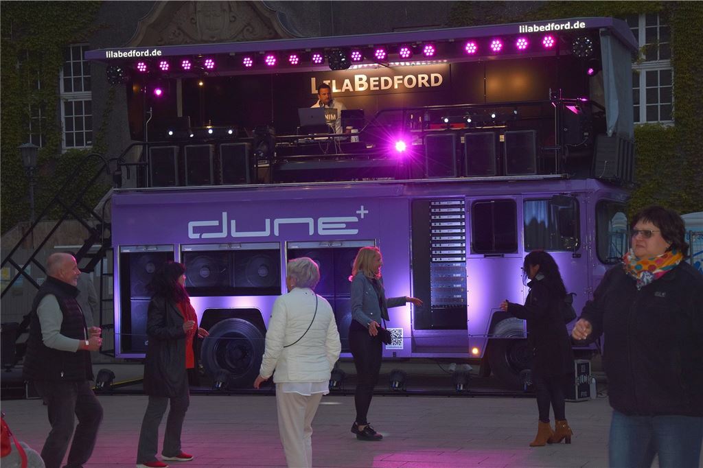 Tanz in den Mai: Bewährtes Konzept mit ein paar Änderungen Der Partybus LilaBedFordist vor dem Holzwickeder Rathaus.