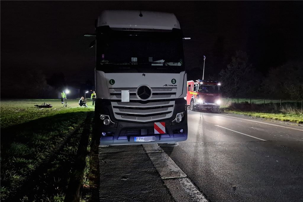 Lkw-Fahrer nach tödlichem Unfall: Man weiß kaum, wo man parken soll Der Lkw von Stefan R. hatte sogar vorne eine reflektierende Warntafel, um den Gegenverkehr darauf hinzuweisen, dass dort etwas steht.