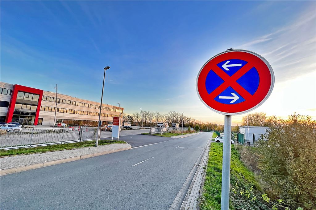 Lkw-Fahrer nach tödlichem Unfall: Man weiß kaum, wo man parken soll Ein Verkehrszeichen signalisiert ein absolutes Halteverbot an der Bodelschwingh-Straße in Bergkamen - der Zufahrtstraße zu den Firmen im Logistikpark A2.