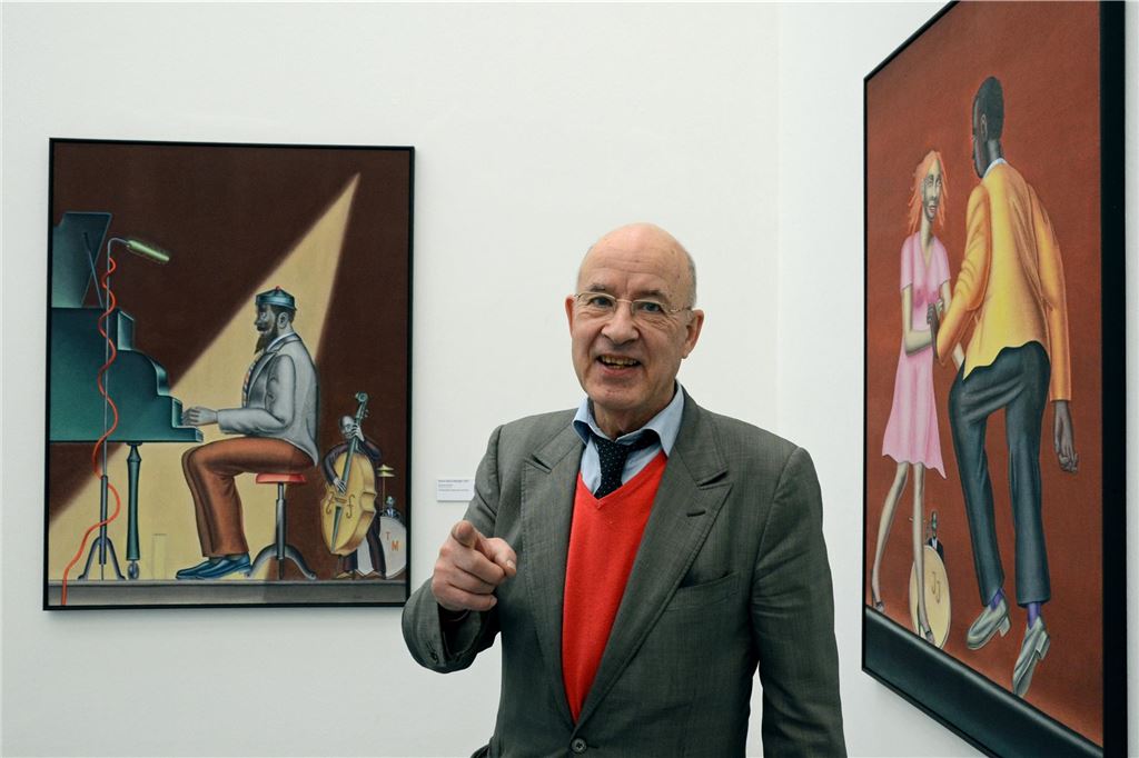 Kulturprogramm für alle: Klassiker Klapheck und Kunst für Kinder Der Maler und Zeichner Konrad Klapheck posiert am 24.04.2013 in Düsseldorf (Nordrhein-Westfalen) im Museum Kunstpalast bei der Pressekonferenz zu seiner Ausstellung "Klapheck. Bilder und Zeichnungen" vor den Bildern " Round about Mitnight" (l) und "Amateurs` Night".