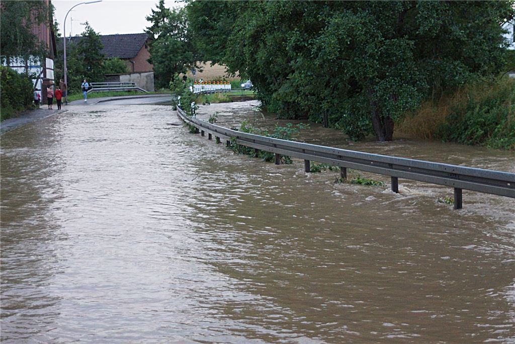 Hochwasser hält Unna-Massen bis in die Nacht in Atem Der Massener Bach trat über das Ufer und überschwemmte den Massener Hellweg.