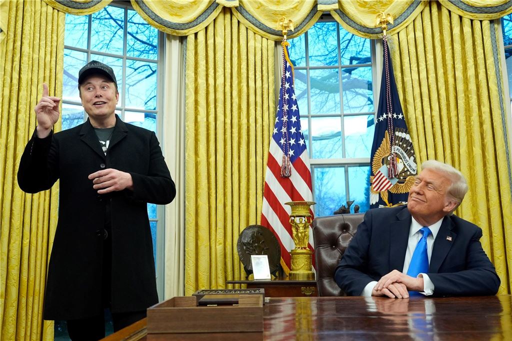 100 Tage Präsident Trump: Eine Auswahl der wichtigsten Entwicklungen US-Präsident Donald Trump (r) hört zu, als Elon Musk im Oval Office im Weißen Haus spricht.