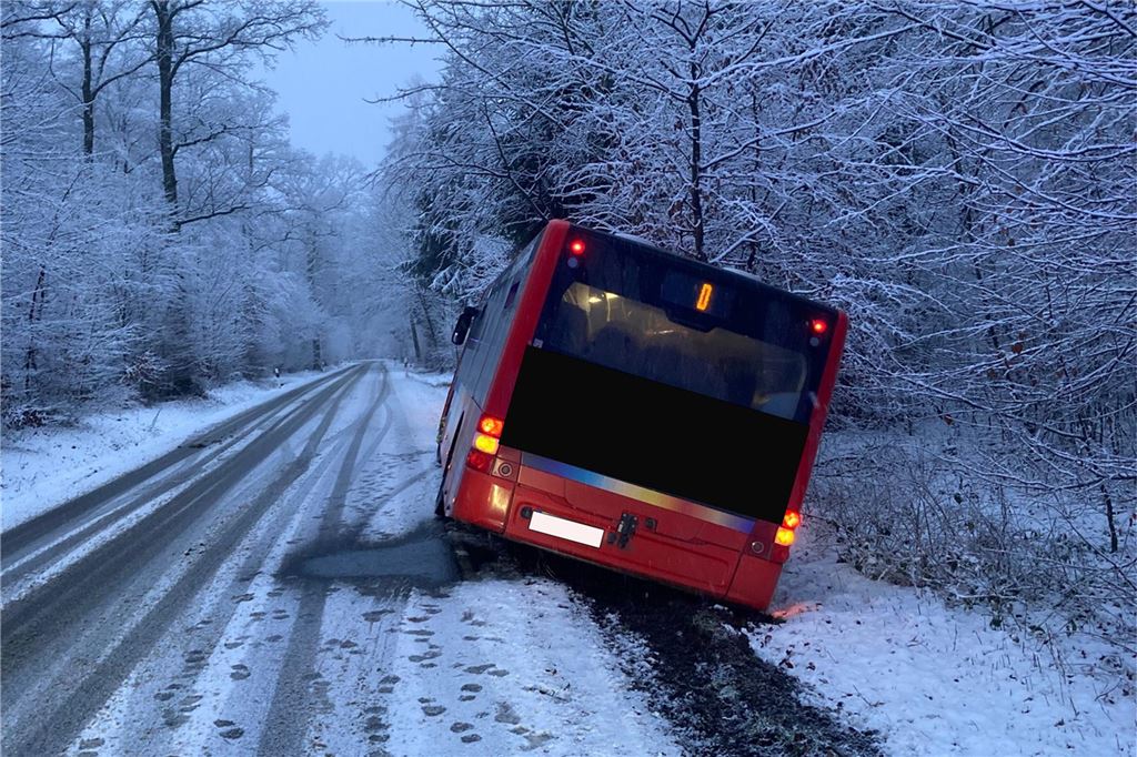 Schnee und Eis verursachen viele Unfälle in NRW: Zwei Verletzte bei Kollision in Herdecke – Newsblog Ein Linienbus steht schräg, halb auf der Straße, halb im Seitengraben. In der Umgebung liegt recht viel Schnee.