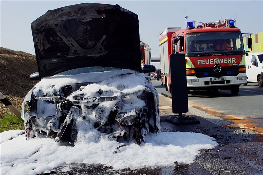 Auto brennt auf der B1 in Holzwickede Der Motorraum eines schwarzen Audis mit Unnaer Kennzeichen hat am Montagmittag auf der B1 bei Holzwickede gebrannt.