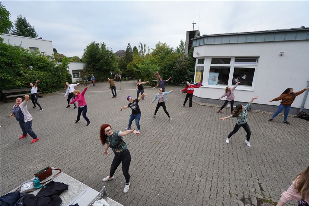 Kostenlos und draußen: Kamener Musical-Verein lädt zum Spendenkonzert auf Schloss Heeren Der Musical-Verein Musicollective setzt auf Freiluft-Arbeit mit viel Abstand. „Am Anfang war das sehr ungewohnt, aber wir sind begeistert, wie schnell wir im Tanz und in den Solo-Proben Fortschritte machen. Das hält den Verein lebendig und das ist super“, so Leiter Robin Lindemann.