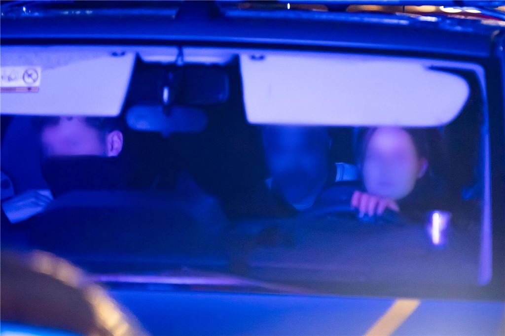 Anschlag auf Magdeburger Weihnachtsmarkt: Fünf Tote, 200 Verletzte - alle Infos im Liveblog Der mutmaßliche Täter (Mitte) ist inzwischen in U-Haft.