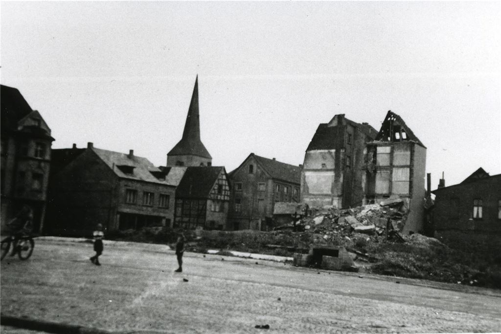 „Der Wahnsinn der Verteidigung von Brambauer“: Historischer Ticker: Vor 80 Jahren endet der Krieg in Lünen Der neue Markt nach einem Fliegerangriff 1945