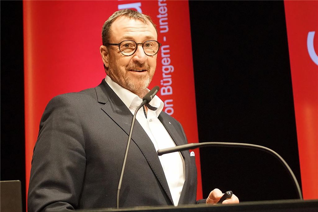 Kindergarten jubelt über 5000 Euro: Sparkasse verteilt Geschenke Der Vorstandschef der Sparkasse UnnaKamen, Frank Röhr, bei der Verleihung der Vereinspreise auf der Bühne der Stadthalle Unna am Montag (25.11.).