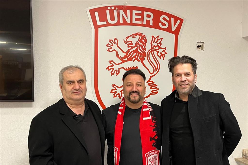 Rückkehr nach Schwansbell: Bülent Kara ist neuer Trainer des Lüner SV Bülent Kara (M.), Imdat Acar (l.) Sportchef Tuna Kayabasi stehen vor einem Logo des Lüner SV.