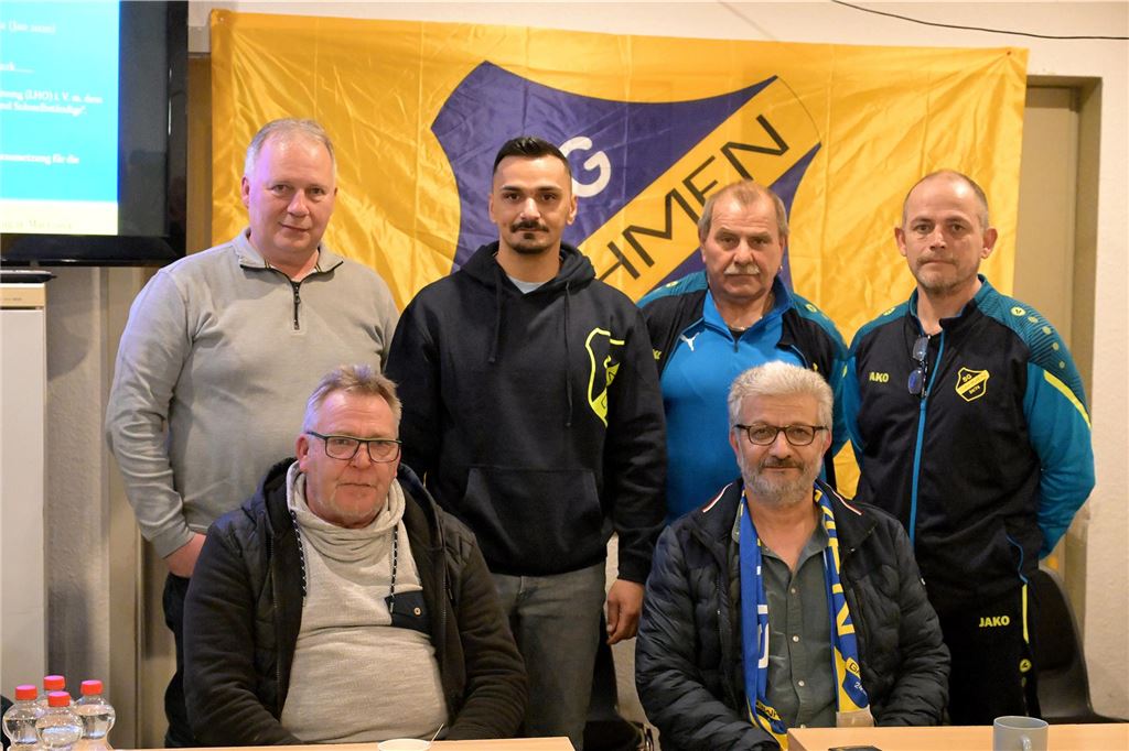 Hüseyin Tekin wurde zum neuen Vorsitzenden der SG Gahmen gewählt Der Vorstand der SG Gahmen steht vor einer Flagge.