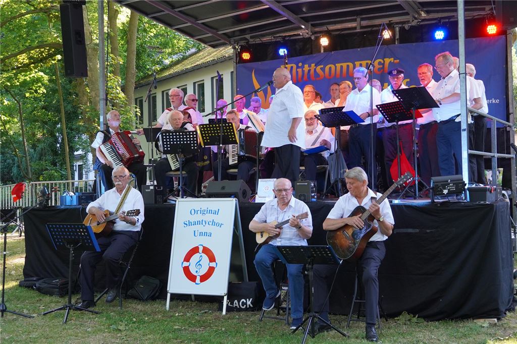 Feuer und Flamme zur Sonnenwende: Mittsommernachtsfest im Kurpark Der „Original Shantychor Unna“ wurde diesmal vom Shantychor Kamen-Bergkamen unterstützt.
