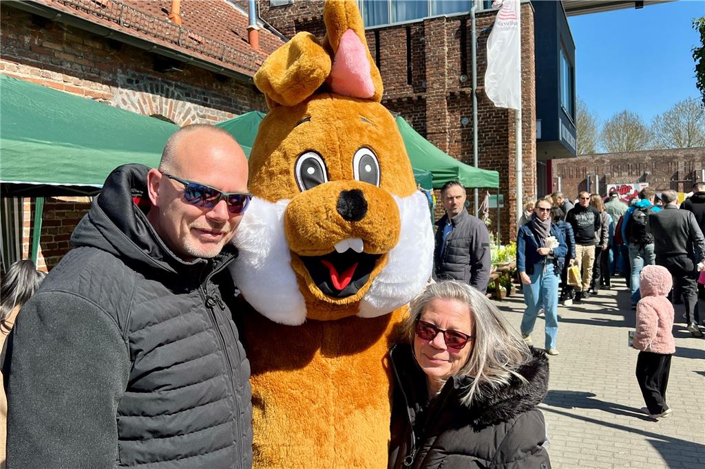 Der Frühlingsmarkt 2025: Begeisterung bei Ausstellern und Besuchern Osterhase mit zwei Besuchern.